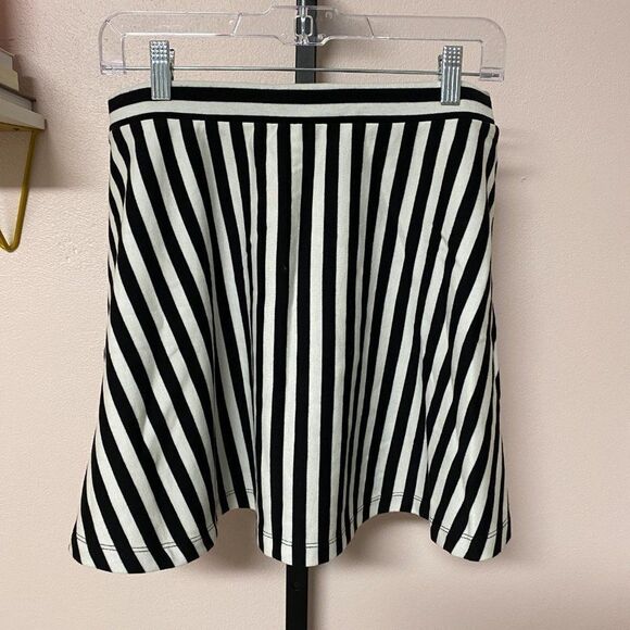 FOREVER 21 Black and‎ White Stripe A-LineMini Skirt, Size Junior Large - Picture 2 of 4